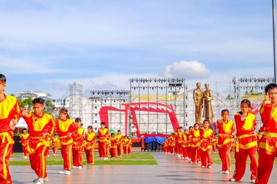 Võ Việt nối những vòng tay