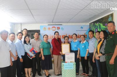 Ủy ban MTTQ Việt Nam phường Tây Nha Trang bàn giao nhà Đại đoàn kết cho hộ cận nghèo
