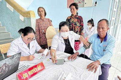 Xã Phước Hữu khám sức khỏe định kỳ, sàng lọc miễn phí cho người dân