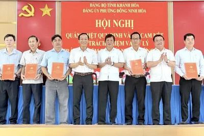 Đảng ủy phường Đông Ninh Hòa tổ chức ký cam kết trách nhiệm đối với cán bộ lãnh đạo, quản lý