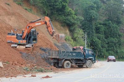 Khắc phục sạt lở giao thông