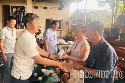 Kịp thời hỗ trợ gia đình bị thiệt hại do cháy nhà tại xã Đông Thành