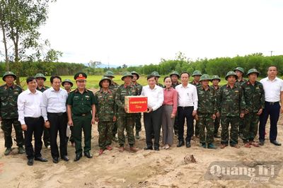 Đồng chí Chủ tịch UBND tỉnh thăm, động viên lực lượng tìm kiếm, quy tập hài cốt liệt sĩ tại khu vực Câu Nhi
