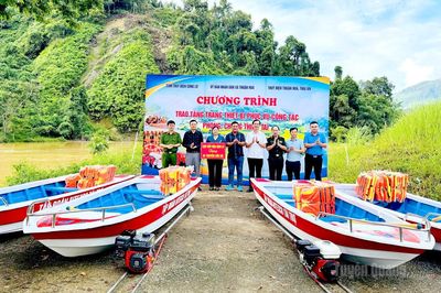 Trao tặng xuồng cứu hộ phục vụ công tác phòng, chống thiên tai cho xã Thuận Hòa