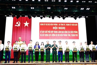 Đồng chí Phó Bí thư Thường trực Tỉnh ủy Lê Thị Kim Dung dự Hội nghị ký Quy chế phối hợp trong lãnh đạo công tác biên phòng