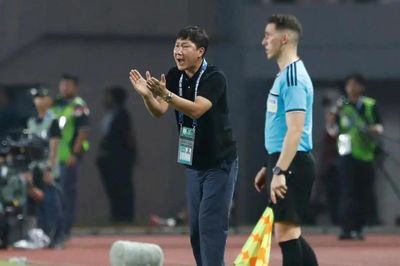 HLV Kim Sang-sik có hành động khiến tất cả bất ngờ