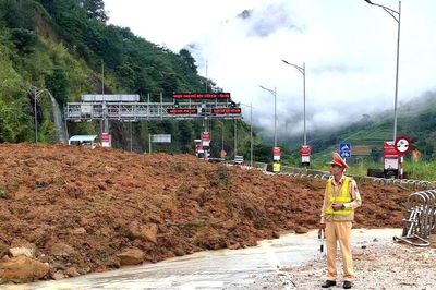 Lào Cai: Mưa lớn gây sạt lở, cảnh sát giao thông khẩn trương phân luồng