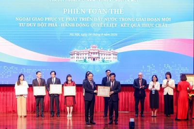 Cục Quản lý nợ và Kinh tế đối ngoại (Bộ Tài chính) nhận Bằng khen của Bộ Ngoại giao