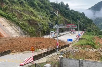 Hơn 2.000 m³ đất đá sạt lở chia cắt Quốc lộ 4D ở Lào Cai