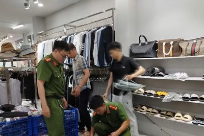Khởi tố chủ cửa hàng bán hàng nhái nhiều thương hiệu nổi tiếng