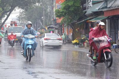 Hà Nội duy trì mưa dông, thời tiết oi nóng xen kẽ