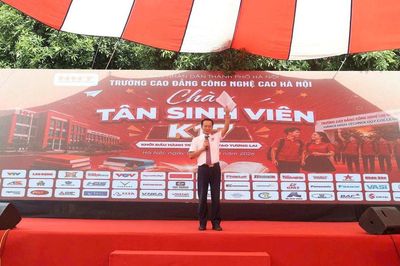 Hiệu trưởng nhắn nhủ tân sinh viên thay đổi tư duy học tập từ 'được dạy' sang 'tự học, tự chủ'