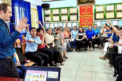 Giáo viên tiểu học 'cắp sách' đi học tiếng Anh trong kỳ nghỉ hè