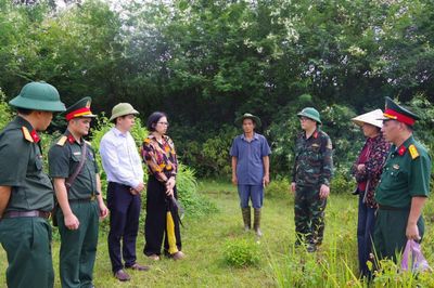 Khảo sát, xác minh thông tin hai phần mộ liệt sĩ tại xã Đông Khê