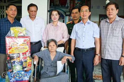 Lãnh đạo tỉnh Cà Mau thăm, tặng quà nạn nhân chất độc da cam