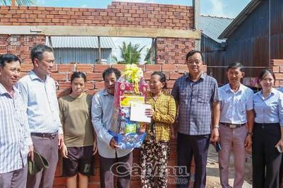 Phó Bí thư Thường trực Tỉnh ủy thăm nạn nhân da cam và kiểm tra tiến độ xây dựng nhà ở