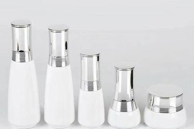 Hà Nội thu hồi, tiêu hủy 5 sản phẩm mỹ phẩm do hồ sơ PIF không đầy đủ