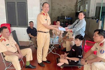 Thiếu niên 13 tuổi liệt hai chân được CSGT Đồng Nai hỗ trợ 5 triệu đồng/tháng