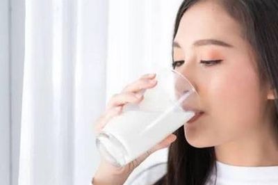Uống sữa mỗi ngày tốt hay hại cho da? Sự thật khiến nhiều người bất ngờ
