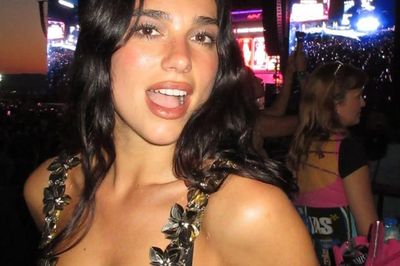 Dua Lipa diện váy xuyên thấu ánh kim tại sự kiện