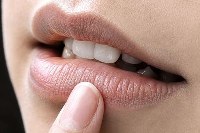 Bỏ ngay 4 thói quen này nếu không muốn đôi môi thâm sạm, bong tróc mỗi ngày