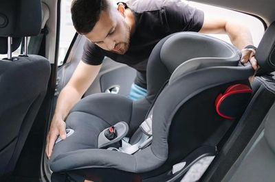 Từ 15/8, chở trẻ em trên ô tô sai cách có thể bị phạt: Cha mẹ cần chuẩn bị ngay những điều này