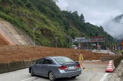 Thót tim cảnh ôtô, xe máy thoát hiểm khi khối lượng đất đá khổng lồ đổ xuống đường