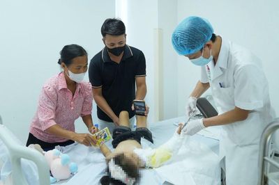 Bé 4 tuổi bị đứt rời cánh tay do áo chống nắng cuốn vào bánh xe