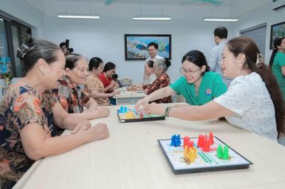 Mỗi ngày uống 5 loại thuốc, cụ bà 70 tuổi nói: 'Giá như chuẩn bị cho tuổi già từ tuổi 40'