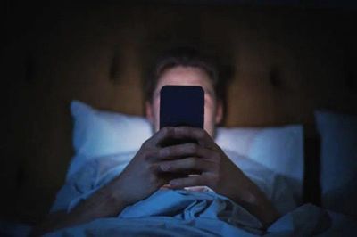 Nghỉ hè chỉ nằm trên giường chơi điện thoại, chàng trai mất khả năng đi lại