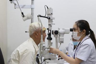 Người cao tuổi phường Hoàn Kiếm được khám bệnh lý về mắt và răng miễn phí