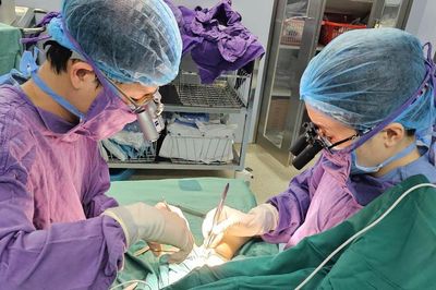 Nối liền cánh tay cho bé 4 tuổi ở Tuyên Quang gặp tai nạn với áo chống nắng