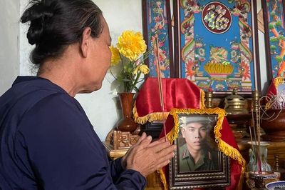 Nhiều thế hệ trong một gia đình hơn nửa thế kỷ đi tìm mộ liệt sĩ