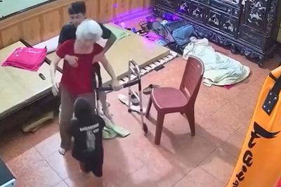 Khoảnh khắc hai anh em phối hợp ăn ý, đỡ bà thoát cú ngã trong gang tấc