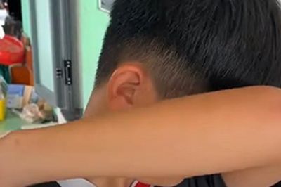 Nỗi buồn mang tên 'hết hè', cậu bé khóc nức nở khi phải rời quê khiến dân mạng vừa thương vừa buồn cười