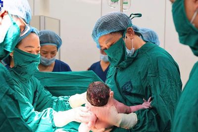 Bé trai đầu tiên chào đời ở Cơ sở 2 được Giám đốc Bệnh viện Phụ sản TW đặt tên với nhiều niềm kỳ vọng...