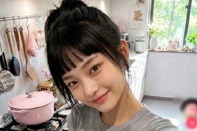 Diễn viên AI thành ngôi sao nhờ ngoại hình không hoàn hảo, cuộc sống không xa hoa