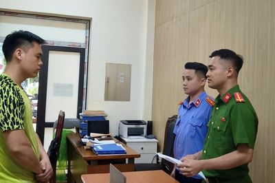 Khởi tố đối tượng dùng vòi xịt cao áp phun vào thợ tháo dỡ mái nhà