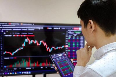 Chứng khoán gặp áp lực chốt lời, PNJ vẫn tăng trần phiên thứ ba liên tiếp