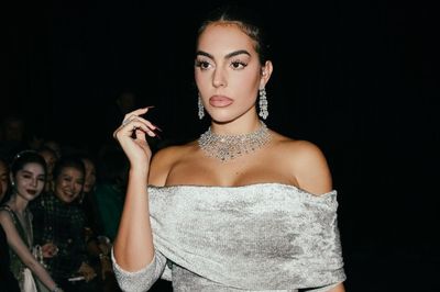 Thấy gì khi vợ sắp cưới của Ronaldo liên tục bị soi mói ngoại hình