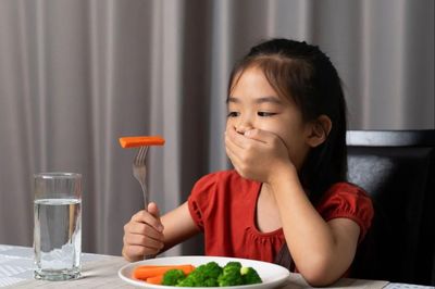Vì sao trẻ tập ăn thường né tránh rau xanh?