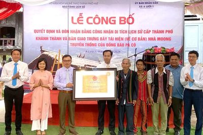 Đón bằng di tích và khánh thành trưng bày nhà Moong ở xã A Lưới 1