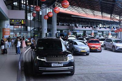 Điều chỉnh làn đón xe dịch vụ tại nhà ga T1 sân bay Nội Bài