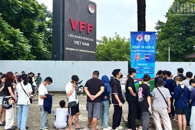 [Ảnh] Người hâm mộ xếp hàng nhiều giờ mua vé xem Đội tuyển Việt Nam đấu với Campuchia