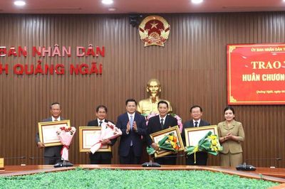 Trao Huân chương Lao động cho các đồng chí nguyên lãnh đạo tỉnh Quảng Ngãi