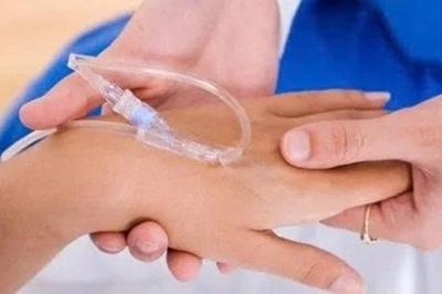 Chuyên gia y tế cảnh báo nguy cơ từ truyền dịch tại nhà
