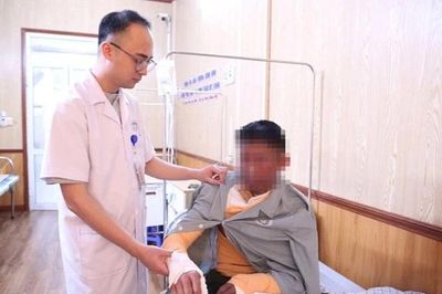 Bật bếp giữa lúc khí gas rò rỉ, hai vợ chồng bỏng nặng vùng mặt, cổ