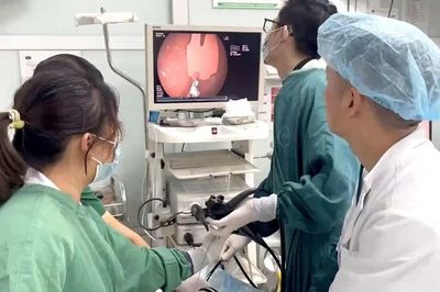 Cắn gãy thìa khi ăn sữa chua, bé 20 tháng tuổi suýt thủng dạ dày