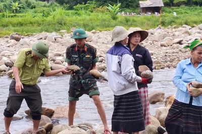 Quân dân xã biên giới Nghệ An dựng kè chống sạt lở trước mùa mưa lũ