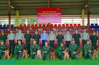Đoàn công tác Biên phòng nước Cộng hòa nhân dân Trung Hoa tham quan chương trình huấn luyện quân khuyển tại Trường Trung cấp 24 Biên phòng